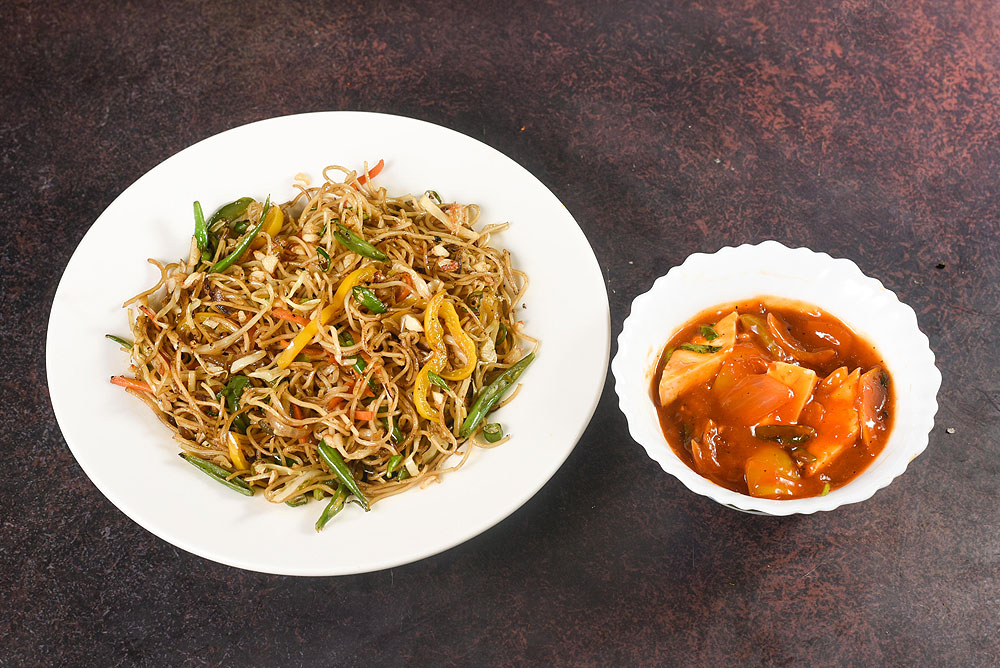 Hakka Noodles with Chilli Paneer